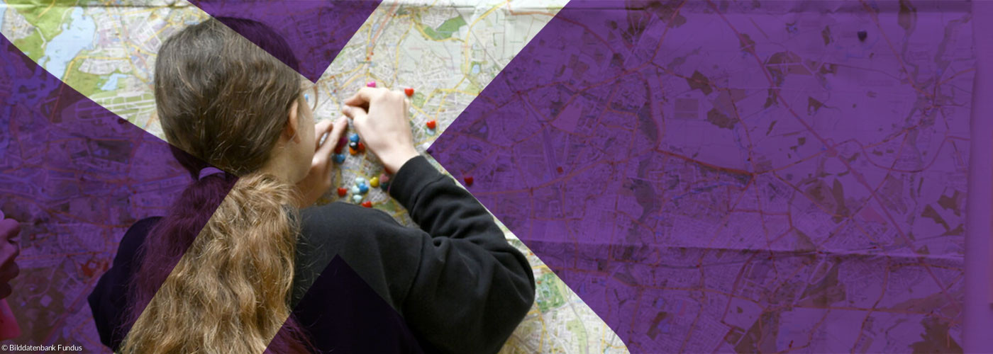 Frau vor Landkarte