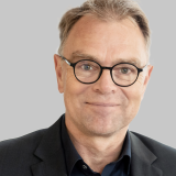 Mann mit Brille und Sakko
